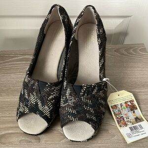 NWT Toms SZ 9 Brown Houndstooth Wedges